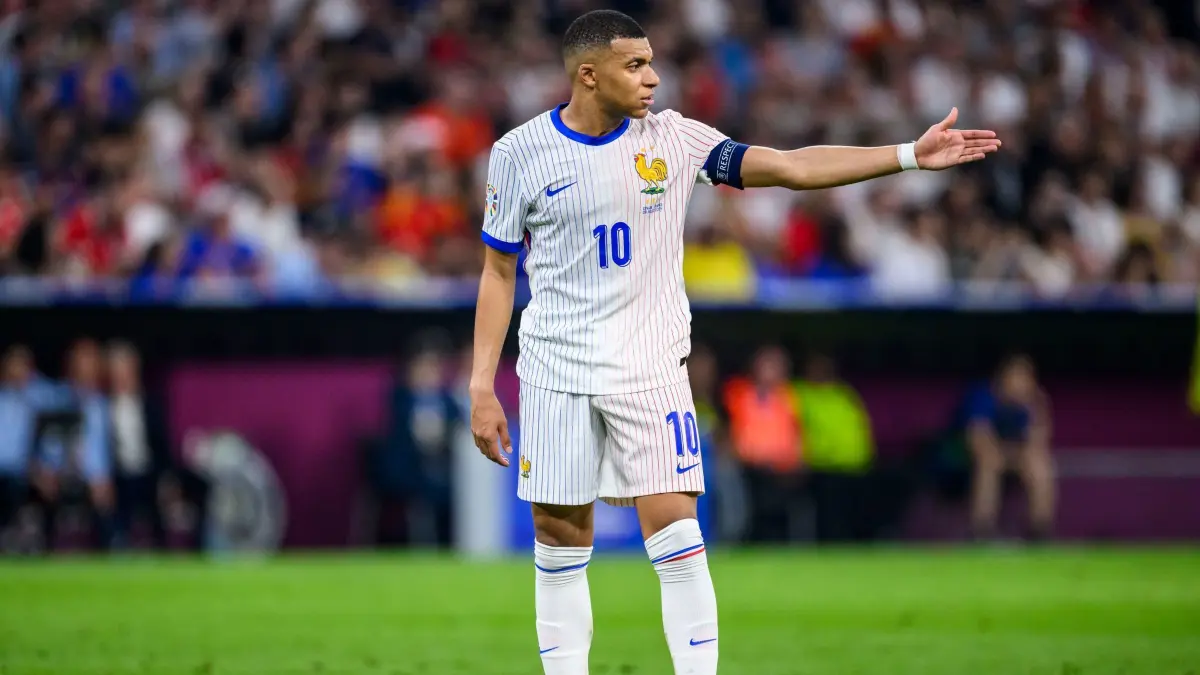 Euro 2024: Spanien - Frankreich: 09.07.2024, Bayern, München: Fußball, UEFA Euro 2024, EM, Spanien - Frankreich, Finalrunde, Halbfinale, München Fußball Arena, Frankreichs Kylian Mbappé gestikuliert. (zu dpa: «Mbappés Frust-Franzosen trotzig - «Wir kommen wieder»») Foto: Tom Weller/dpa +++ dpa-Bildfunk +++
