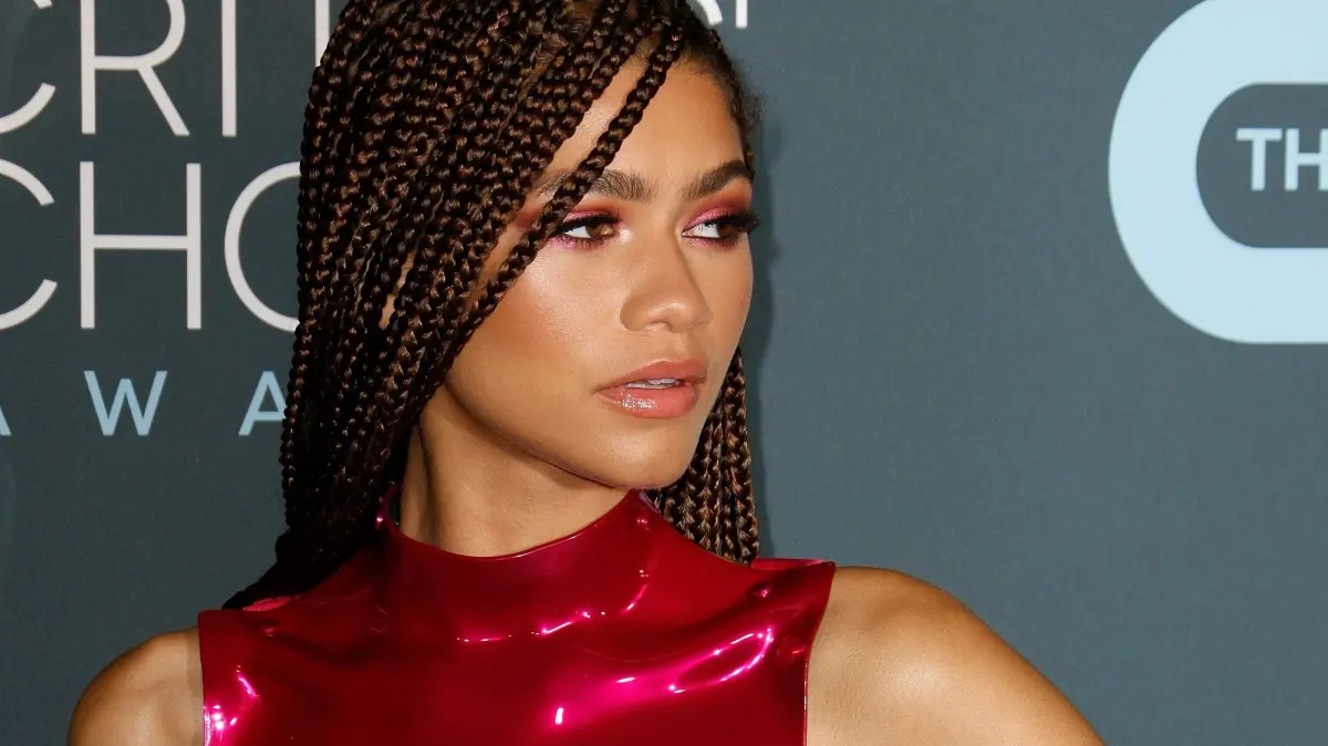 Die US-amerikanische Schauspielerin Zendaya kommt zur Verleihung der 24. Critics' Choice Awards im Barker Hangar. (zu dpa US-Schauspielerin Zendaya sucht gesunden Abstand zu Social Media) +++ dpa-Bildfunk +++