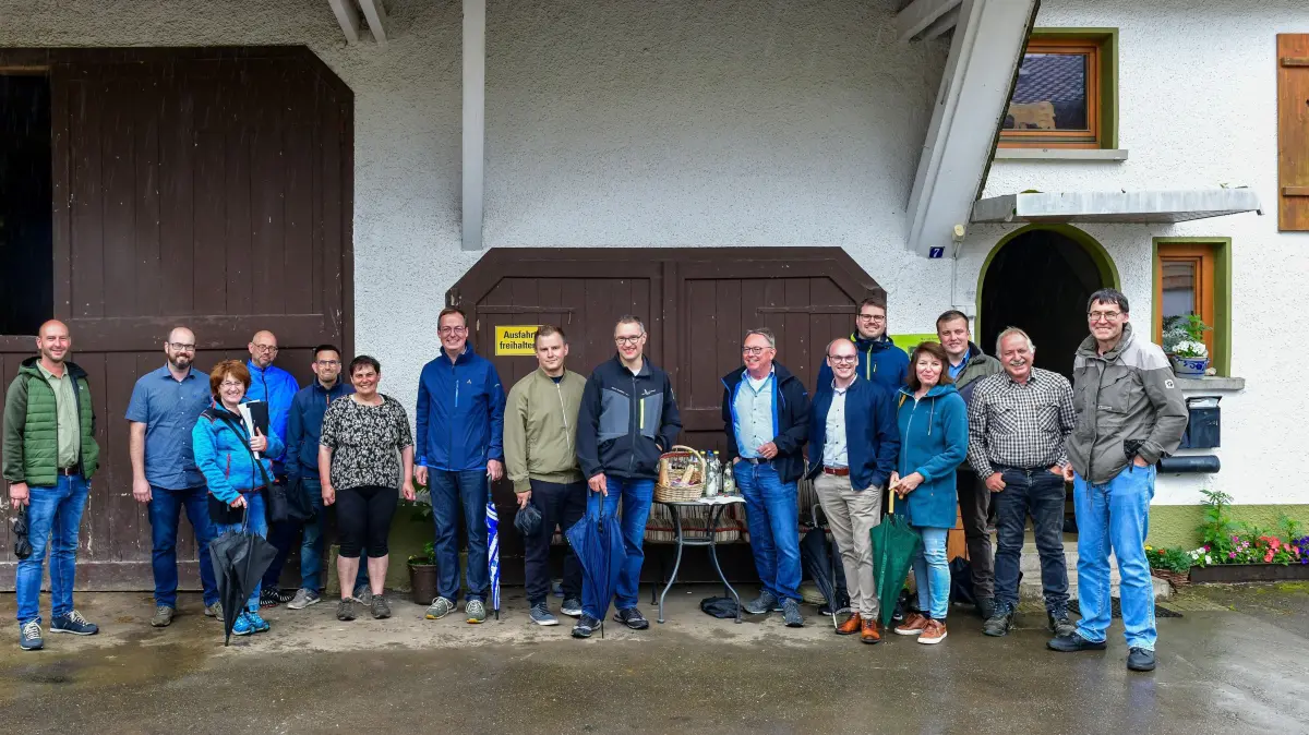 Eine Vesperpause legten der Ortschaftsrat und die Vertreter der Stadtverwaltung bei der Familie Hartmann auf dem Geyerbad ein.