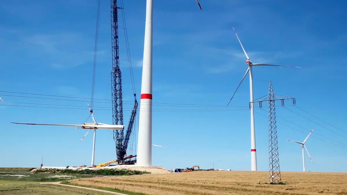 Windkraft Gussenstadt - Endmontage der 2. neuen WEA der Stadtwerke Fellbach bei Gussenstadt.