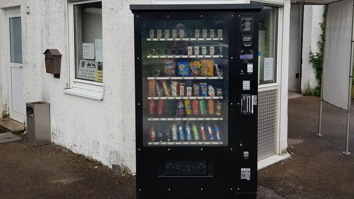 Beschädigter Automat mit Vapes in Fichtenberg