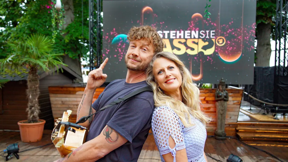 Barbara Schöneberger präsentiert in „Verstehen Sie Spaß?“ lustige Filme mit versteckter Kamera und führt prominente Gäste hinters Licht.