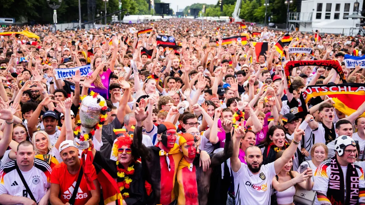 Deutschland-Fans in Berlin beim Achtelfinale: ARCHIV - 29.06.2024, Berlin: Fußball: EM, Deutschland - Dänemark, Finalrunde, Achtelfinale, Public Viewing Berlin, Deutschland-Fans jubeln in der Fanzone am Brandenburger Tor. (zu dpa: «Gema: Berlin ist mit Abstand «Public-Viewing-Meister»») Foto: Christoph Soeder/dpa +++ dpa-Bildfunk +++