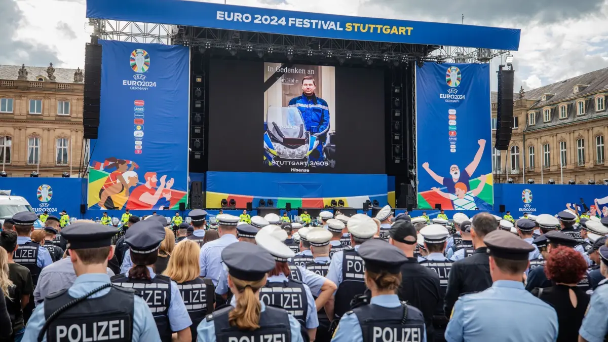 Gedenkfeier für gestorbenen Motorradpolizist: ARCHIV - 01.07.2024, Baden-Württemberg, Stuttgart: Kollegen gedenken im Innenhof des Neuen Schlosses mit einer Schweigeminute eines gestorbenen Motorradpolizisten. Der 61-jährige Polizist war am 24. Juni bei der Begleitung des ungarischen Regierungschefs Viktor Orbán nach einem EM-Spiel in Stuttgart bei einem Unfall so schwer verletzt worden, dass er im Krankenhaus gestorben ist. (zu dpa: «Trauerfeier für den getöteten Motorradpolizisten») Foto: Christoph Schmidt/dpa +++ dpa-Bildfunk +++