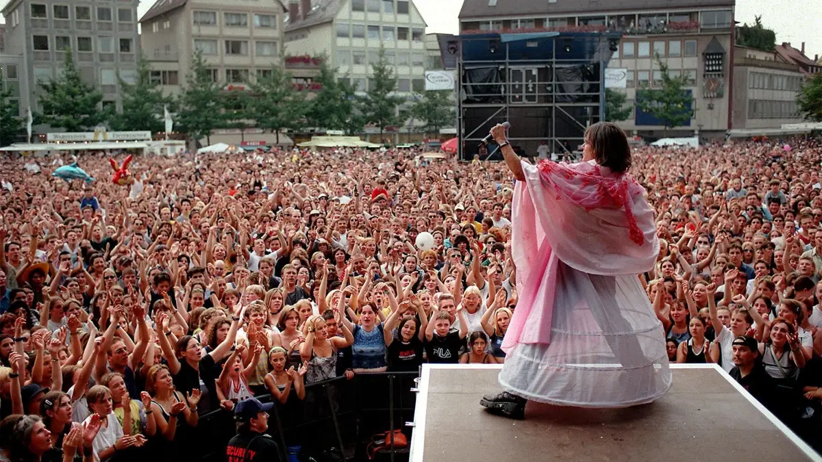 Ulm, Schwörmontag 1999, Konzert auf dem Münsterplatz: Schlagersänger Jürgen Drews trägt bei seinem Auftritt ein Brautkleid. Er mußte noch einen Wette aus der Wetten-dass..?-Show einlösen. Stefan Raab hatte nämlich bezweifelt, ob er Drews jemals im Kleid singen sehen werde.