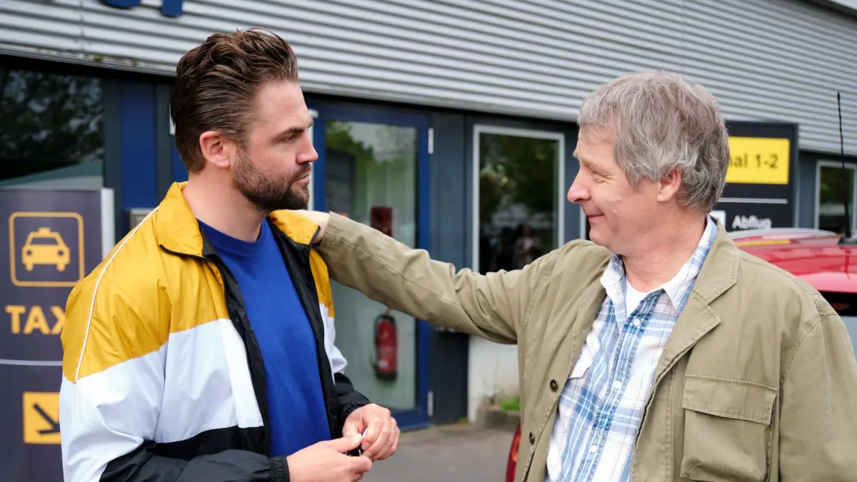 Bambi (Ben Heinrich, l.) erkennt, dass sowohl er als auch sein Vater Uli (Gernot Schmidt) Fehler gemacht haben.