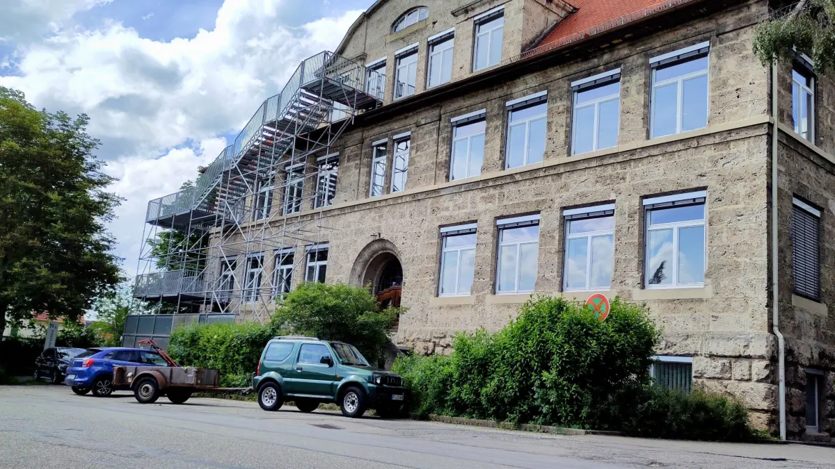 Der Tuffsteinbau der Beruflichen Schule, der aus Brandschutzgründen nur noch mit der Gerüsttreppe genutzt werden darf, soll einem Neubau weichen.