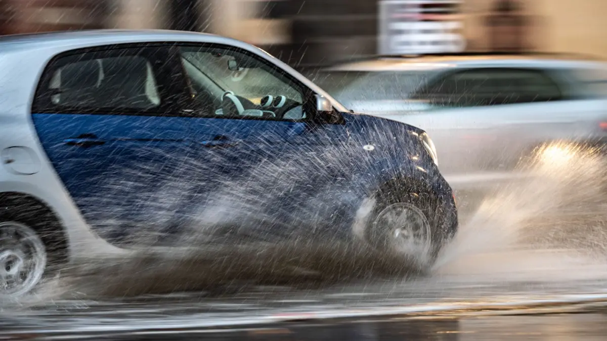 ARCHIV - Bei Aquaplaning sollte das Auto nicht gelenkt, gebremst oder beschleunigt werden. Stattdessen gilt: auskuppeln und rollen lassen, bis die Reifen wieder Haftung haben. (zu dpa: «So fahren Sie sicherer durch Regen und Sturm») Foto: Frank Rumpenhorst/dpa - Honorarfrei nur für Bezieher des dpa-Themendienstes +++ dpa-Themendienst +++