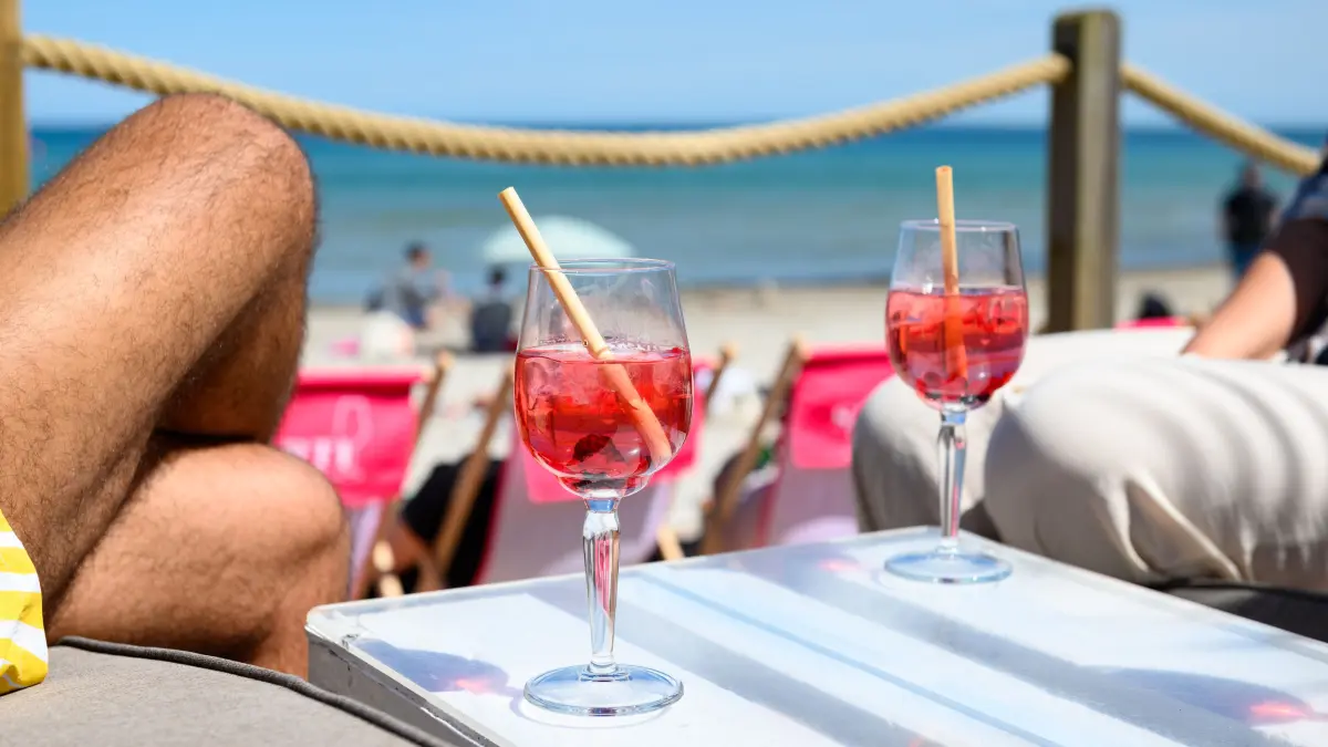 Getränke stehen auf einem Tisch der Beachlounge Scharbeutz am Ostseestrand. Seit einigen Jahren breitet sich an den Ostseestränden ein neuer Trend aus. Strandbars bieten ihren Gästen kühle Getränke, bunte Cocktails und leckere Speisen an. Und ein unbeschwertes Urlaubsgefühl mit den Füßen im Sand. +++ dpa-Bildfunk +++
