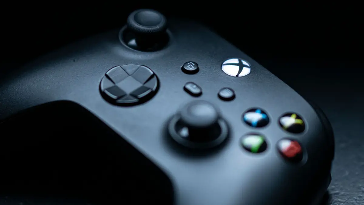 Ein Kontroller der Spielekonsole Xbox Series X: ARCHIV - Microsoft erhöht die Preise für den Game Pass und überarbeitet das Abonnementmodell. Neukunden zahlen ab sofort mehr, Bestandskunden erst ab September. (zu dpa: «Game Pass: Höhere Preise für PC und Konsole») Foto: Fabian Sommer/dpa/dpa-mag - Honorarfrei nur für Bezieher des Dienstes dpa-Magazin +++ dpa-Magazin +++