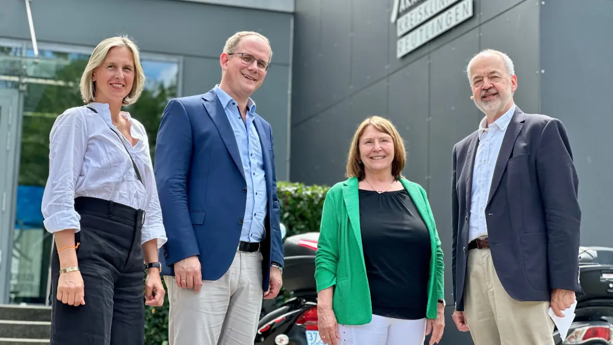 Das Fachsymposium "Weil Kinder mit leiden" an der Akademie der Kreiskliniken in Pfullingen wollte bewusst den Fokus darauf setzen, dass Kinder und Jugendliche, deren Eltern schwer erkrankt sind, vor emotionalen und sozialen Herausforderungen stehen. Von links: Alexandra Stephan, Vorsitzende des Vereins Sonnenstrahlen e.V., Prof. Dr. Tobias Renner, Ärztlicher Direktor der Klinik für Psychiatrie, Psychosomatik und Psychotherapie im Kinder- und Jugendalter des Universitätsklinikums Tübingen, Prof. Psychoonkologin Dr. Bianca Senf aus Frankfurt und Thomas Reumann, Landrat a.D. und stellvertretender Vorsitzender des Vereins Sonnenstrahlen.