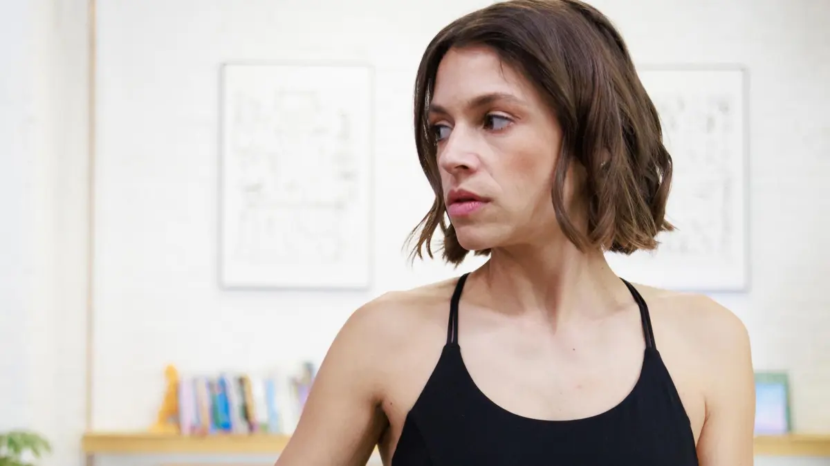 Charlotte (Anna Julia Antonucci) erfährt von einer guten Gelegenheit, Köln zu verlassen.