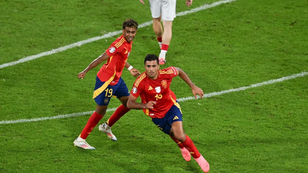 Rodri und Lamine Yamal: ARCHIV - 30.06.2024, Nordrhein-Westfalen, Köln: Fußball, UEFA Euro 2024, EM, Spanien - Georgien, Finalrunde, Achtelfinale, Köln Stadion, Spaniens Rodri jubelt nach dem Tor zum 1:1 mit Spaniens Lamine Yamal. Rodri spricht in einem AS-Interview über Yamal. (zu dpa: «Spaniens Rodri schwärmt vom lernwilligen Yamal») Foto: David Inderlied/dpa +++ dpa-Bildfunk +++