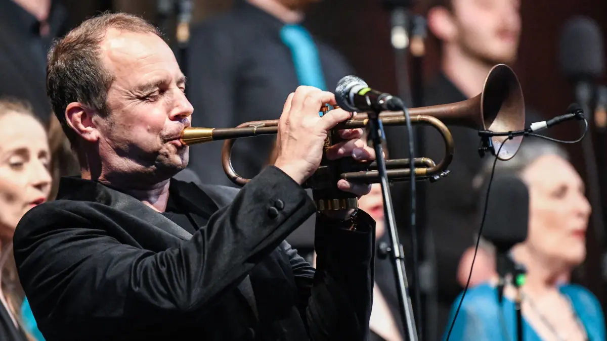 Startrompeter Joo Kraus beim Konzert mit dem Jazzchor Freiburg im Blaubeurer Klosterkirchensaal.