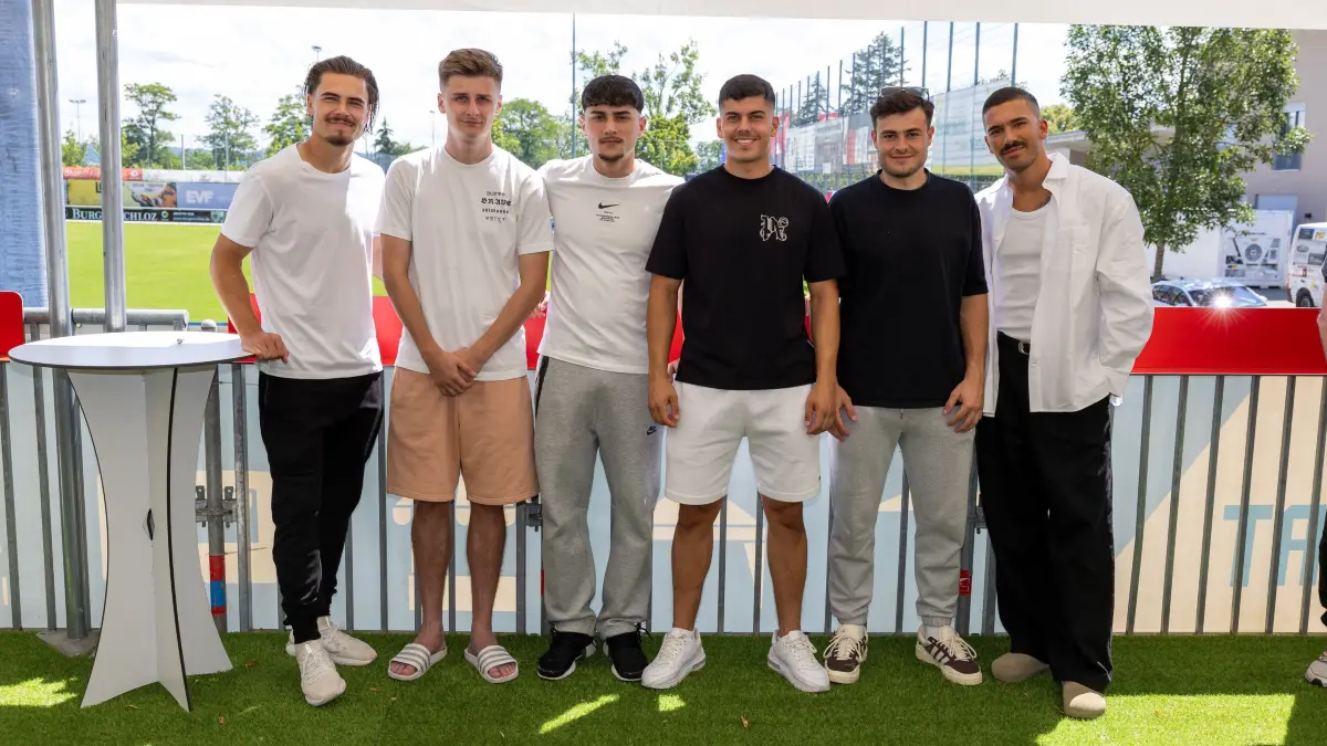 1.Göppinger SV, Fussball, Regionalliga Süedwest - Spielervorstellung, Saison 2024/2025, Rasensportplatz Stadion SV Göppingen, Hohenstaufenstr. 116, 73033 Göppingen, 14.07.2024 - 11:00 Uhr: v.l. Bastian Fröhlich, David Trivunic, Oguzhan Kececi, Henrick Selitaj, Enrico Piu, Leon Braun
1.Göppinger SV, Fussball, Regionalliga Süedwest - Spielervorstellung, Saison 2024/2025, Rasensportplatz Stadion SV Göppingen, Hohenstaufenstr. 116, 73033 Göppingen, 14.07.2024 - 11:00 Uhr,
Foto: PhotoPeet-Sportfotografie/Peter Harich