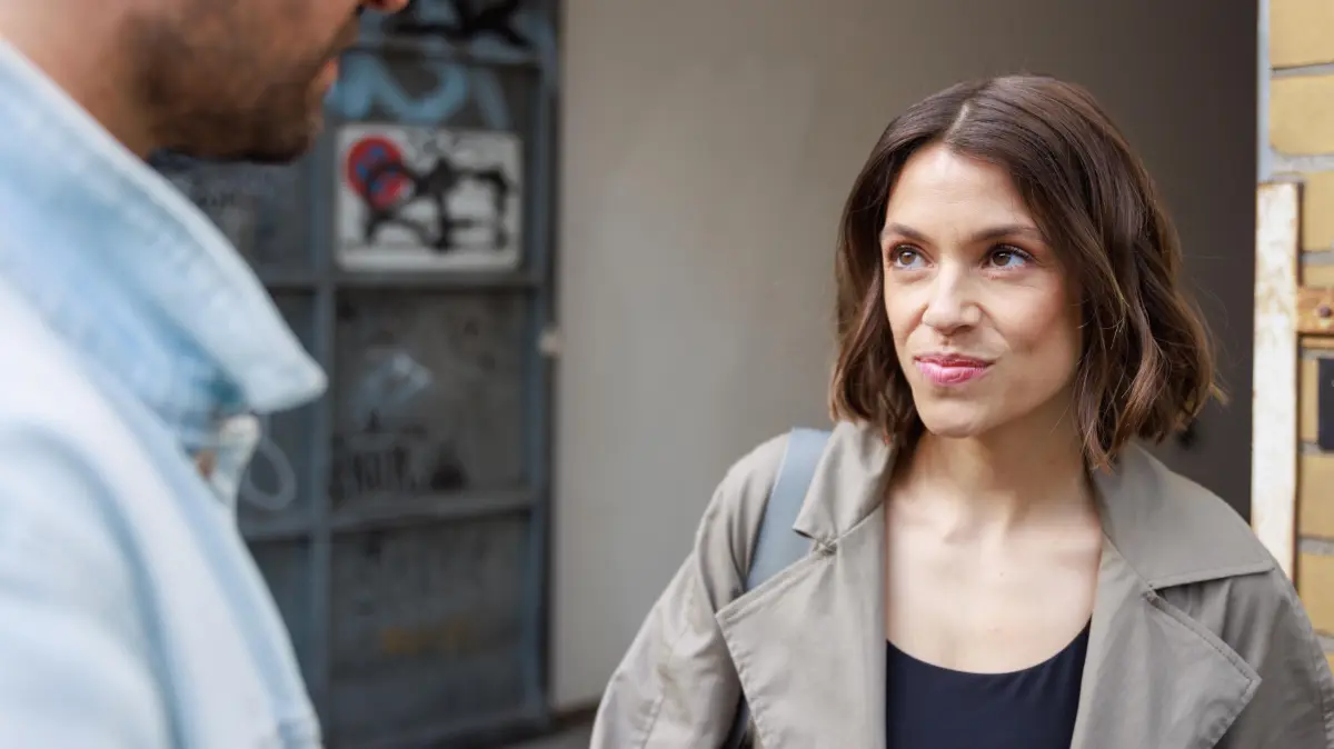 Charlotte (Anna Julia Antonucci) wandelt aktuell wieder auf dunklen Pfaden.
