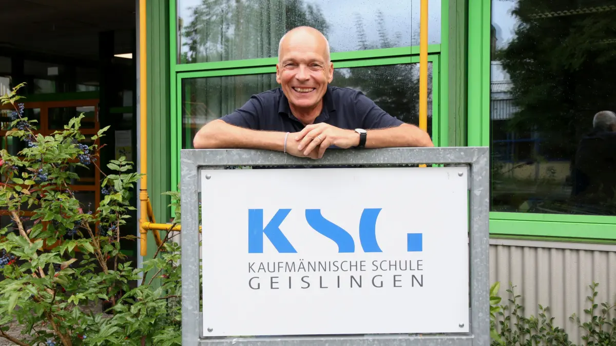"Meine Arbeit hat mir bis zum Schluss Spaß gemacht", sagt Roland Rimbach, Schulleiter der Kaufmännischen Schule Geislingen. Er geht Ende des Schuljahres in den Ruhestand.