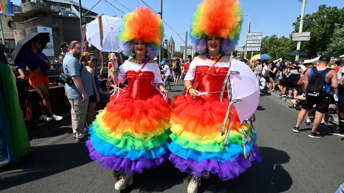 Der Christopher Street Day wird von vielen Menschen, die für Gleichberechtigung kämpfen, jährlich gefeiert. In manchen Städten gibt es große Paraden, zu denen auch Köln gehört. Hier erfahrt ihr alles über den bevorstehenden CSDs.