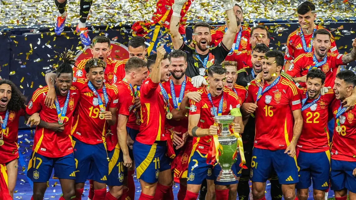 Euro 2024: Spanien - England: 14.07.2024, Berlin: Fußball: EM, Spanien - England, Finalrunde, Finale, Olympiastadion Berlin, Spaniens Spieler jubeln mit dem Pokal. Foto: Michael Kappeler/dpa +++ dpa-Bildfunk +++
