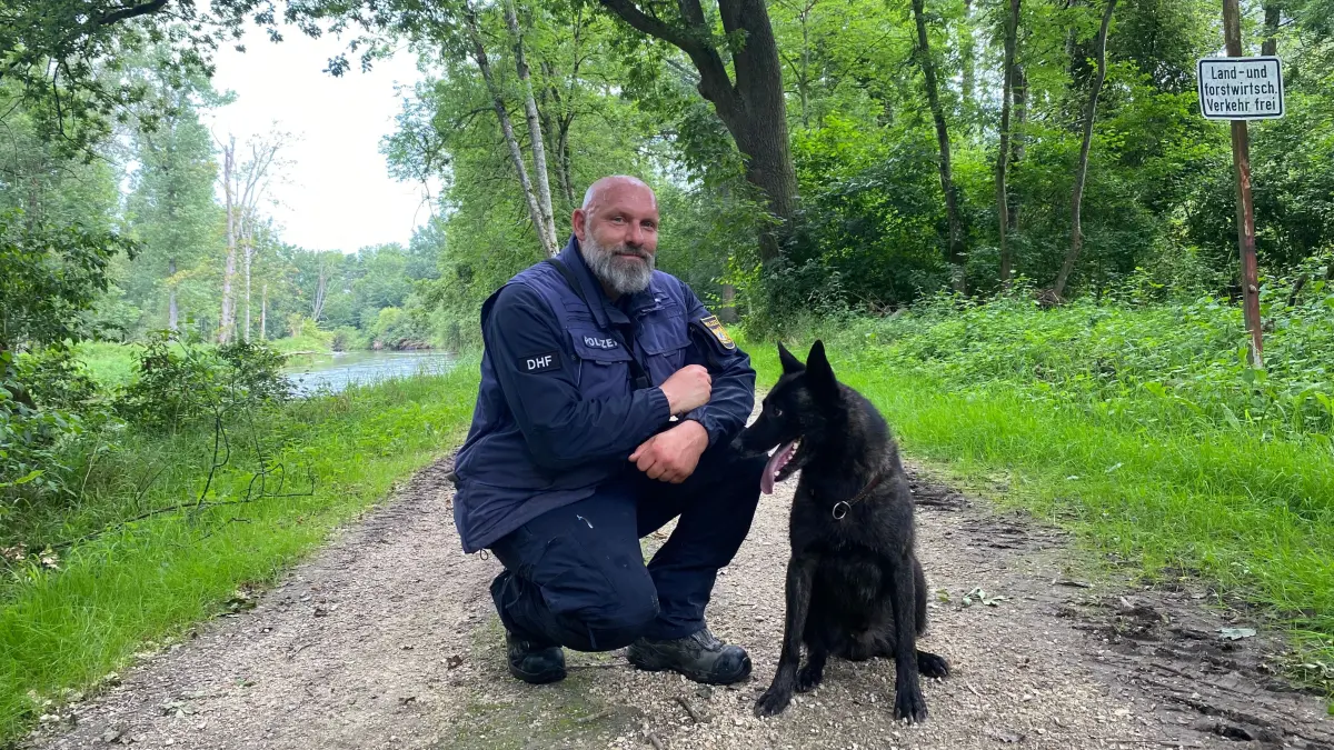 Polizeihauptkommissar Stefan Kränzle und X-Herder-Rüde Maddox sind ein eingespieltes Team. Ihre Erfahrung kommt ihnen bei der Suche nach dem vermissten Feuerwehrmann in Offingen zugute.