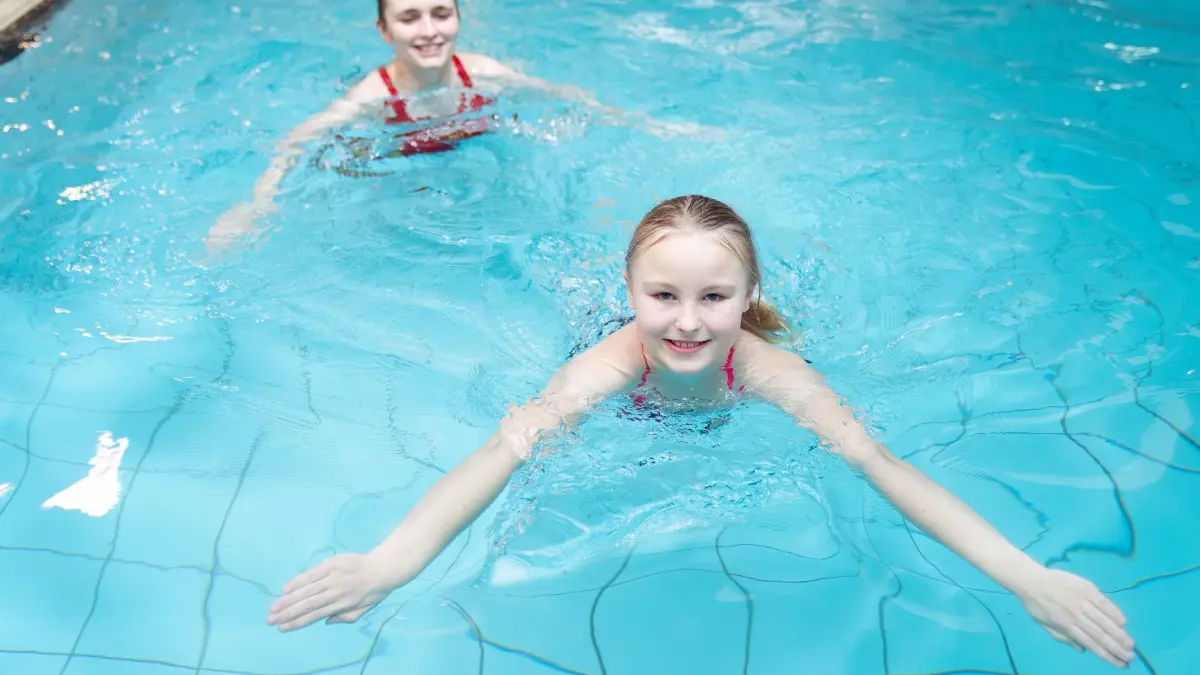 Kooperation der DLRG mit der Deutschen Sporthochschule Köln: Wissenschaftler der Deutschen Sporthochschule Köln und der DLRG nehmen gemeinsam die Prüfung des Schwimmabzeichens Bronze unter die Lupe. / Weiterer Text über ots und www.presseportal.de/nr/7044 / Die Verwendung dieses Bildes für redaktionelle Zwecke ist unter Beachtung aller mitgeteilten Nutzungsbedingungen zulässig und dann auch honorarfrei. Veröffentlichung ausschließlich mit Bildrechte-Hinweis. Foto: Daniel-André Reinelt/DLRG e.V./obs