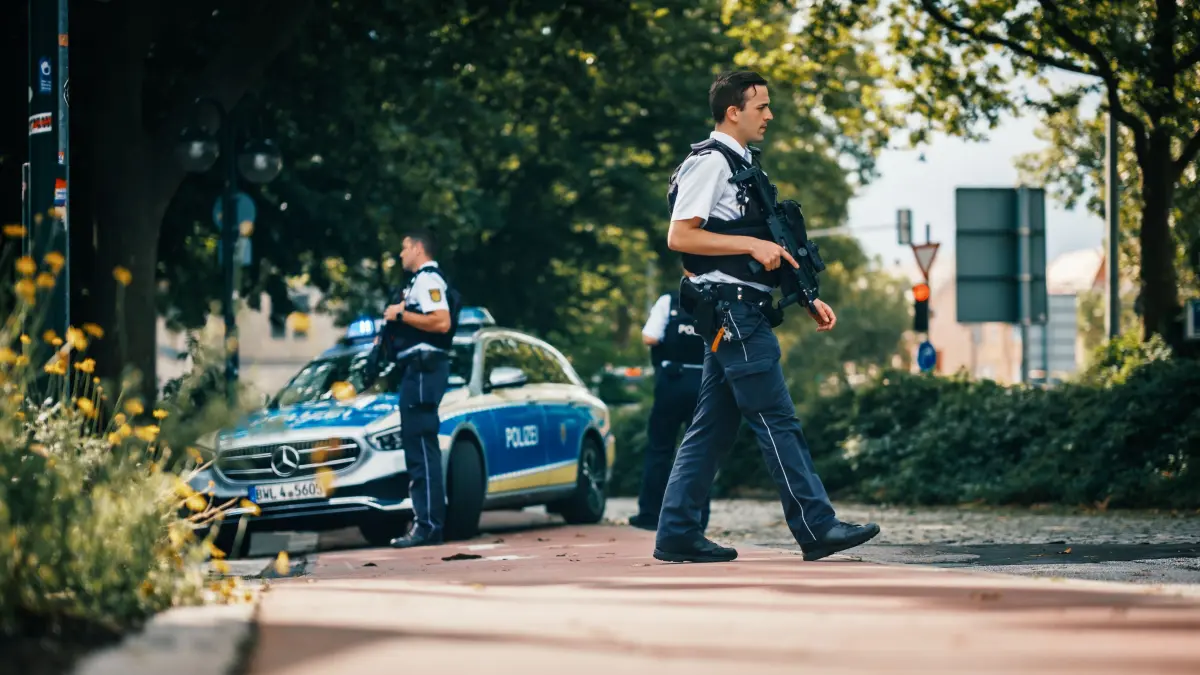 Die Polizei hatte das Reutlinger Rathaus großräumig abgesperrt. Vor der Tiefgarage des Rathauses patrouillierten Einsatzkräfte. Geparkte Fahrzeuge konnten nicht bewegt werden.
