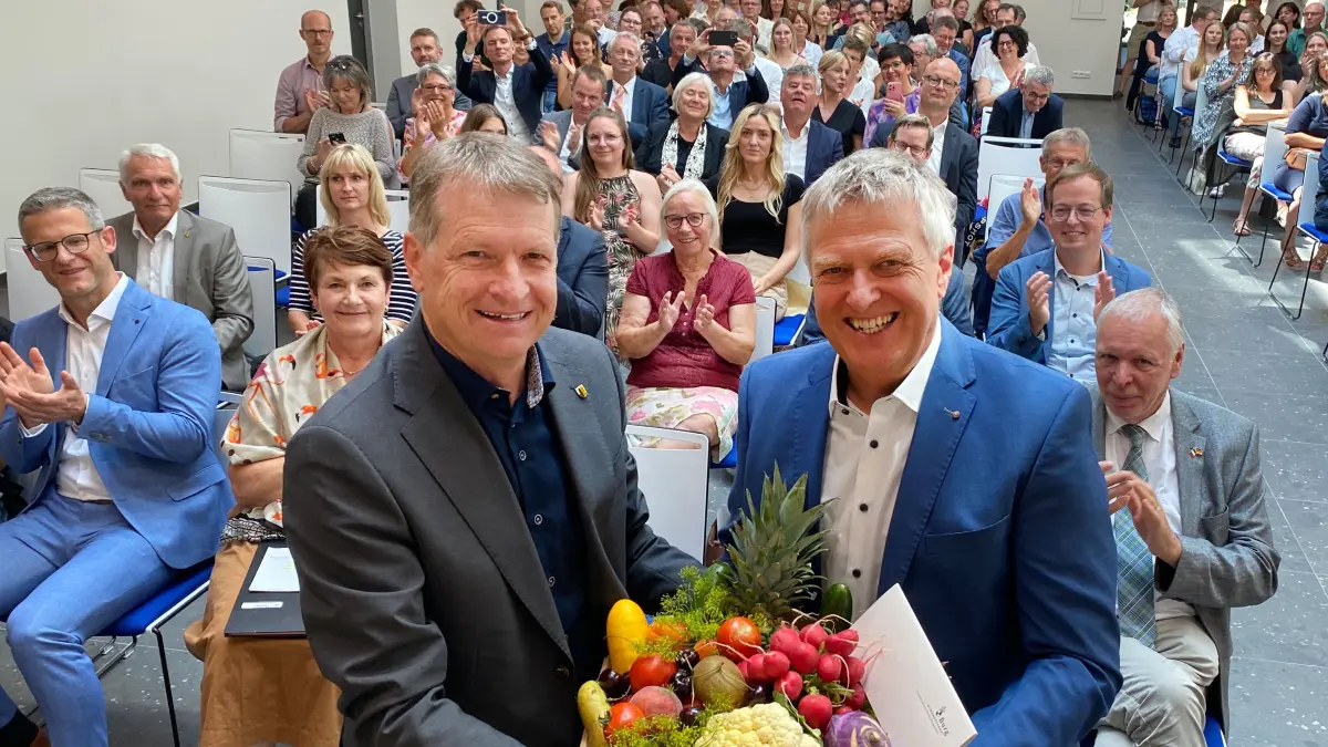 Einen vitaminreichen Gemüsekorb und ein Zollernalbkreis-Wimmelbuch überreichte Landrat Günther-Martin Pauli (links) dem scheidenden Schulleiter Dr. Roland Plehn.