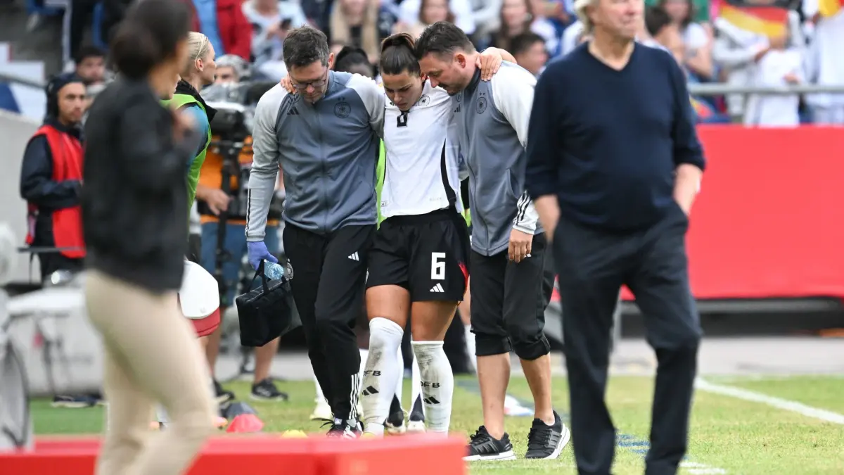 Deutschland - Österreich: 16.07.2024, Niedersachsen, Hannover: Fußball, Frauen: EM-Qualifikation, Deutschland - Österreich, Liga A, Gruppe 4, 6. Spieltag, Heinz von Heiden-Arena. Deutschlands Lena Oberdorf wird nach einem Zweikampf vom Feld gebracht. Vorne steht Horst Hrubesch, Bundestrainer der Frauen-Nationalmannschaft. Foto: Sebastian Christoph Gollnow/dpa +++ dpa-Bildfunk +++