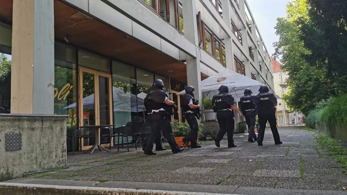 Polizeieinsatz am Reutlinger Rathaus: Das Gebäude wurde evakuiert, nachdem sich dort ein bewaffneter Mann aufhalten soll.