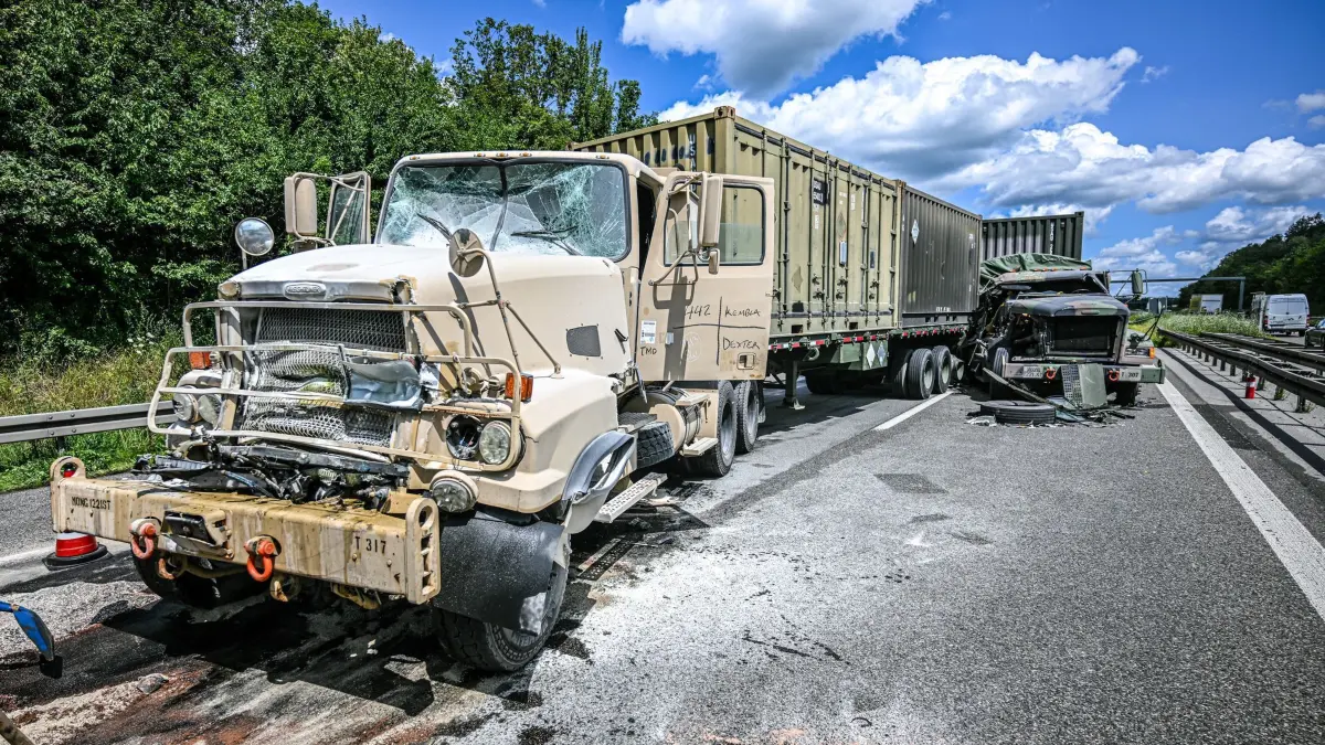 Unfall mit Militär-Konvoi auf der A6: 17.07.2024, Bayern, Feuchtwangen: Laster des US-Militärs stehen nach einem Unfall an der Autobahn 6. Drei Fahrzeuge eines US-amerikanischen Konvois seien aufeinander gefahren und hätten dabei auch ein ziviles Fahrzeug touchiert, sagte ein Sprecher der Polizei. Drei Militärangehörige und ein Insasse in dem Auto seien dabei leicht verletzt worden. Foto: Marius Bulling/onw-images/dpa +++ dpa-Bildfunk +++