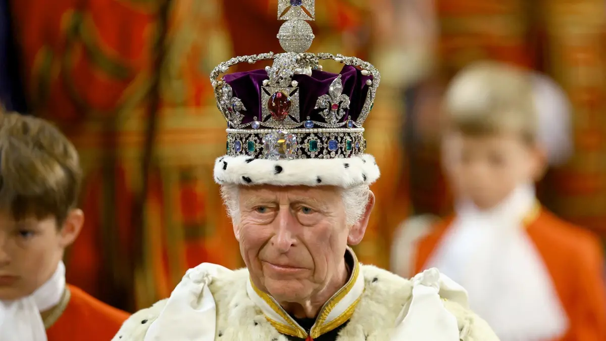 Offizielle Eröffnung des britischen Parlaments: 17.07.2024, Großbritannien, London: Großbritanniens König Charles III. trägt die Imperial State Crown am Tag der Eröffnung des Parlaments im Palace of Westminster. Foto: Hannah McKay/POOL Reuters/AP/dpa +++ dpa-Bildfunk +++
