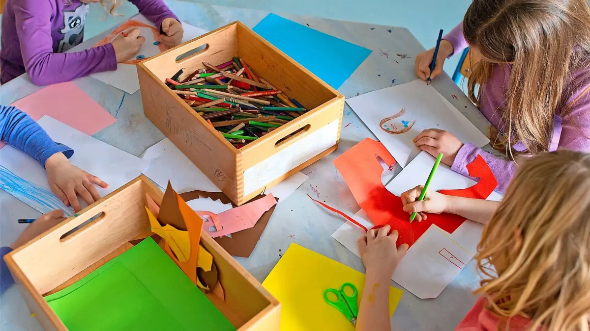 Grundschülerinnen sind in einem Kinderhort mit Bastelarbeiten beschäftigt. An die Kinderbetreuung in der Kita soll sich nahtlos eine ganztägige Betreuung in der Grundschule anschließen. Dafür soll ein bundesweiter Rechtsanspruch für Grundschüler ab 2025 kommen. (zu dpa "Streit um Ganztagsbetreuung: SPD kritisiert Kretschmann als «bockig»") +++ dpa-Bildfunk +++