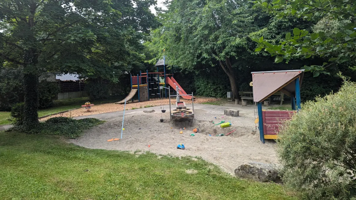 Spielplatz Am Pfarrgarten im Reutti: Dahinter sollte die Erschließungsstraße für die neue Kita verlaufen, der Spielplatz hätte dafür verkleinert werden müssen.