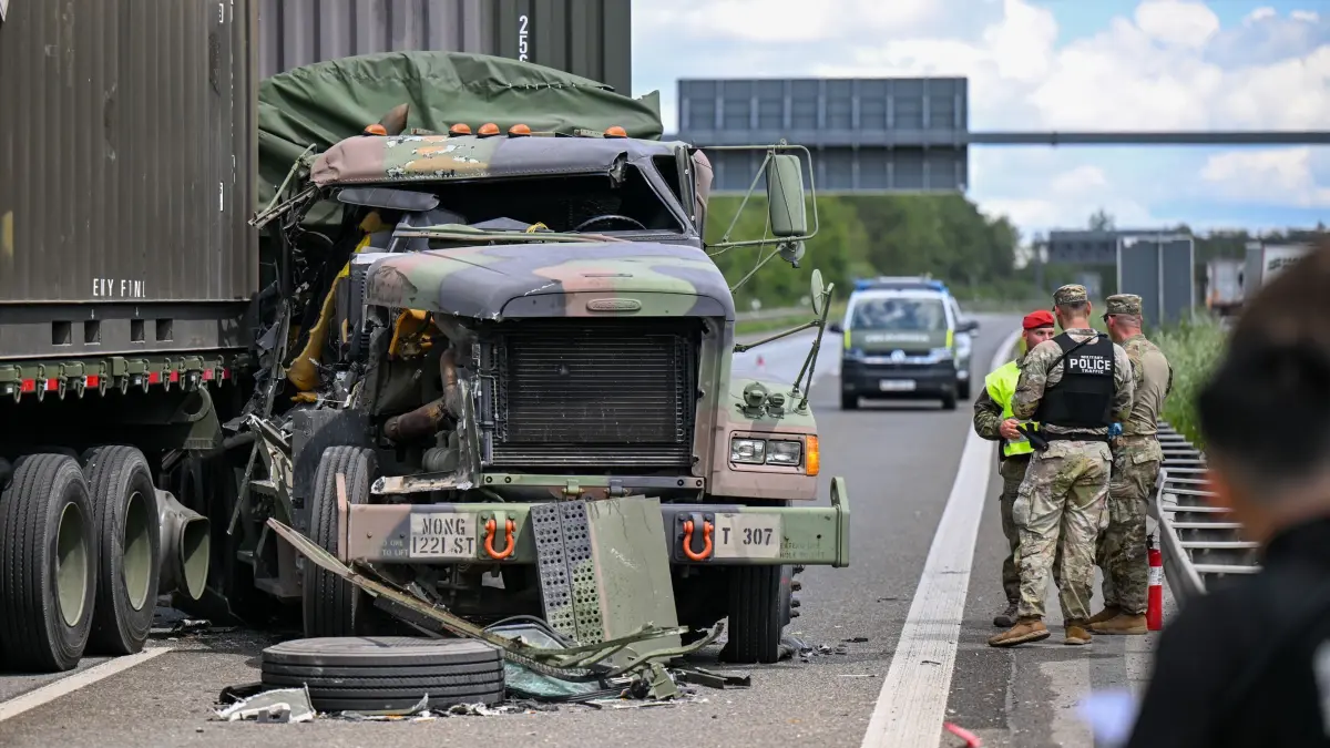 Unfall mit Militär-Konvoi auf der A6: 17.07.2024, Bayern, Feuchtwangen: Laster des US-Militärs stehen nach einem Unfall an der Autobahn 6. Drei Fahrzeuge eines US-amerikanischen Konvois seien aufeinander gefahren und hätten dabei auch ein ziviles Fahrzeug touchiert, sagte ein Sprecher der Polizei. Drei Militärangehörige und ein Insasse in dem Auto seien dabei leicht verletzt worden. Foto: Marius Bulling/onw-images/dpa +++ dpa-Bildfunk +++
