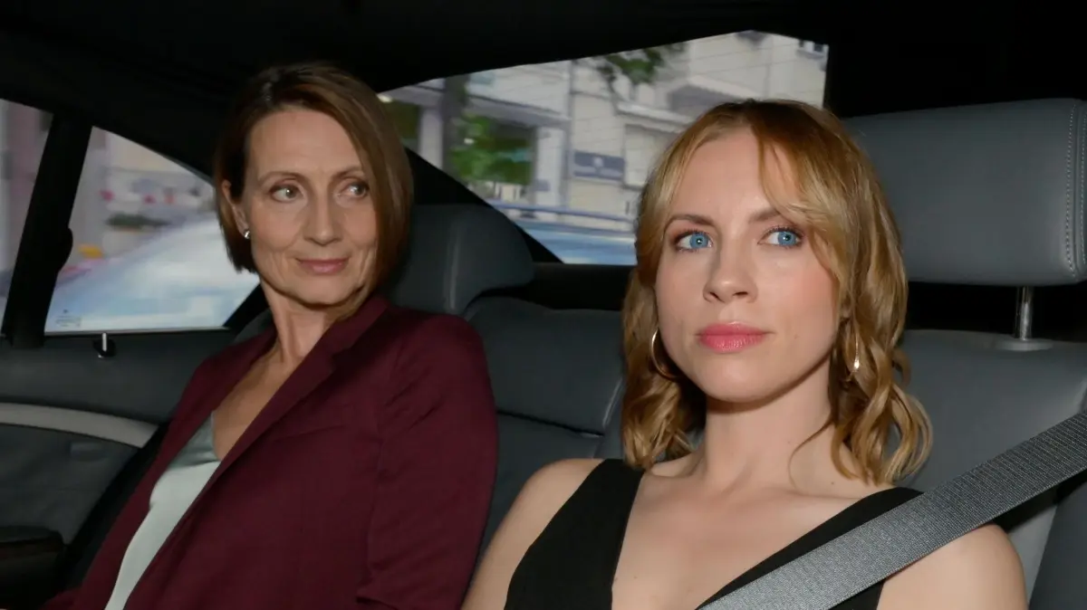 Zoe (Lara Dandelion Seibert, r.) flirtet mit Rosa (Joana Schümer).