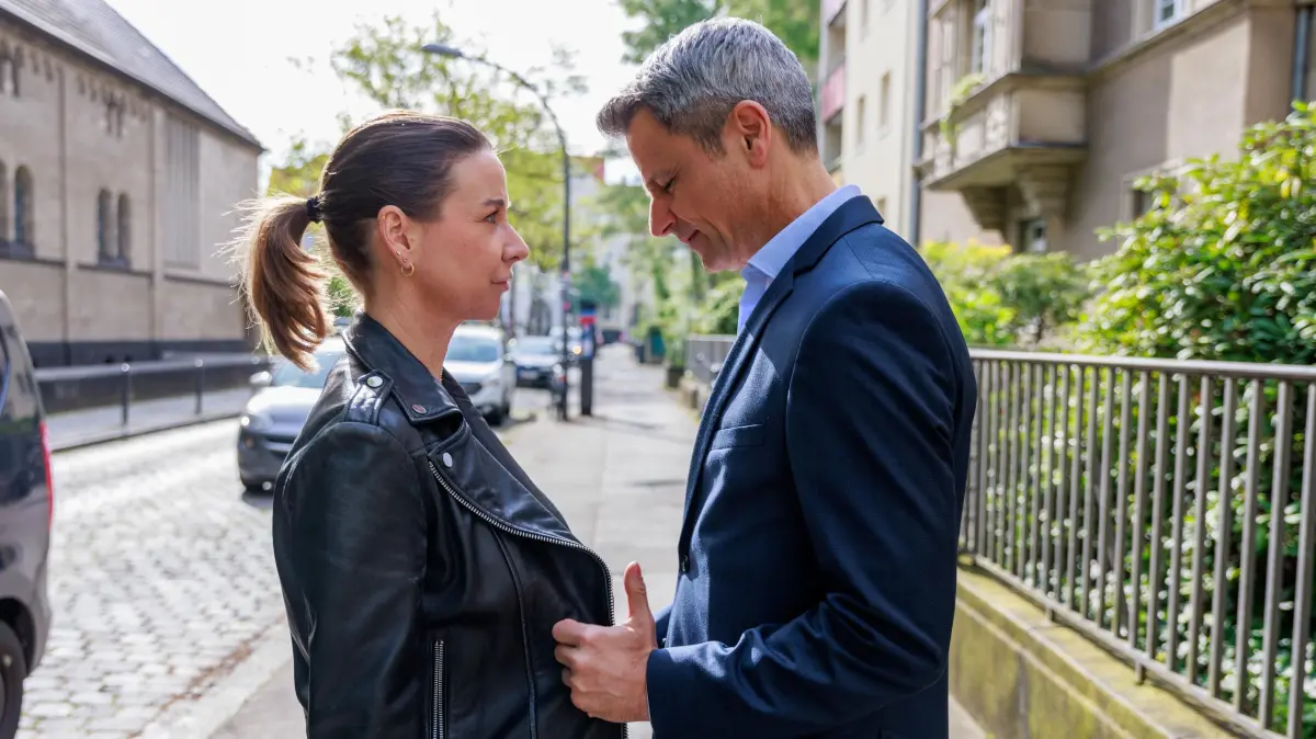 Benedikt (Jens Hajek) versichert Ute (Isabell Hertel), dass er nur sie allein liebt. Doch tut er das wirklich