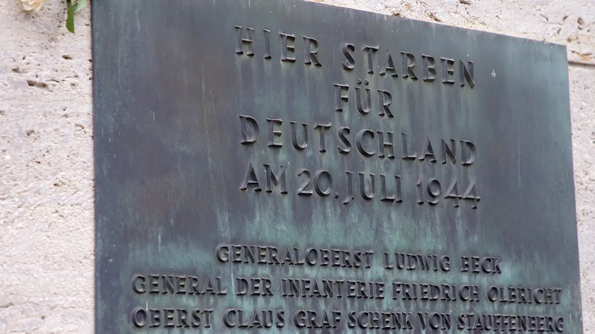 Kranzniederlegungen zum 20. Juli 1944 im Bendlerblock: ARCHIV - 20.07.2021, Berlin: Eine Rose ist in der Gedenkstätte Deutscher Widerstand im Bendlerblock hinter der Bronzetafel für die Ermordeten des Widerstands gegen die nationalsozialistische Gewaltherrschaft vom 20. Juli 1944 gesteckt worden. Nach dem gescheiterten Attentat auf Adolf Hitler wurden an dieser Stelle Claus Graf Schenk von Stauffenberg und weitere Offiziere erschossen. Auf Grund der Coronapandemie bedingt fand in diesem Jahr an diesem Ort keine Gedenkveranstaltung statt. (zu dpa: «Pistorius: Weltweit stehen Demokratien unter Druck») Foto: Wolfgang Kumm/dpa +++ dpa-Bildfunk +++