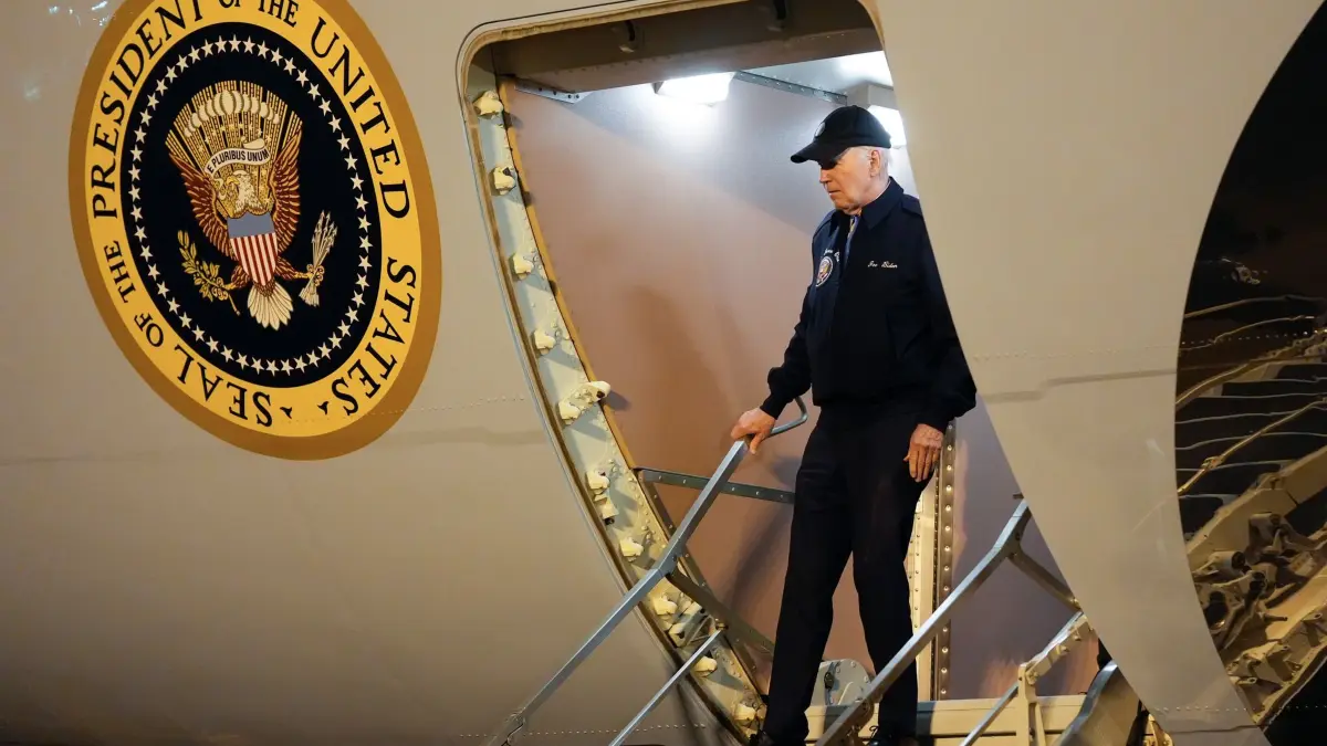 Wahlkampf in den USA - Biden: 17.07.2024, USA, Dover: US-Präsident Joe Biden geht die Stufen der Air Force One auf der Dover Air Force Base in Delaware hinunter. Biden kehrt in sein Haus in Rehoboth Beach (Delware) zurück, um sich selbst zu isolieren, nachdem er positiv auf COVID-19 getestet wurde. Foto: Susan Walsh/AP/dpa +++ dpa-Bildfunk +++