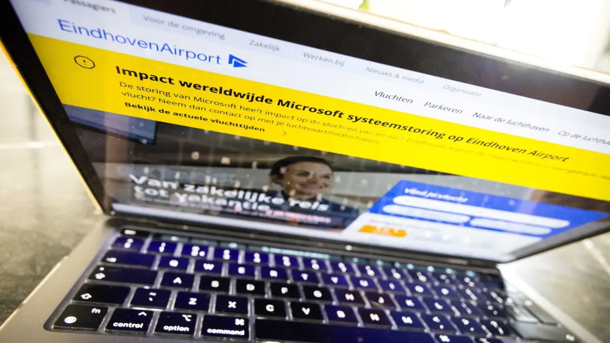 Weltweite IT-Ausfälle - Niederlande: ILLUSTRATION - 19.07.2024, Niederlande, Mierlo: Ein Laptop mit der Website des Flughafens Eindhoven, auf der vor Verzögerungen aufgrund eines weltweiten Computerausfalls gewarnt wird. Viele Computer mit dem Betriebssystem Windows 10 sind von dem Ausfall betroffen und viele Unternehmen sind Opfer. Foto: Rob Engelaar/anp/dpa +++ dpa-Bildfunk +++