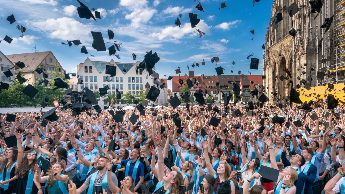 Münsterplatz: Akademische Abschlussfeier der Universität Ulm mit Wissenschaftsministerin Petra Olschowski, OB Martin Ansbacher und Uni-Präsident Prof. Michael Weber