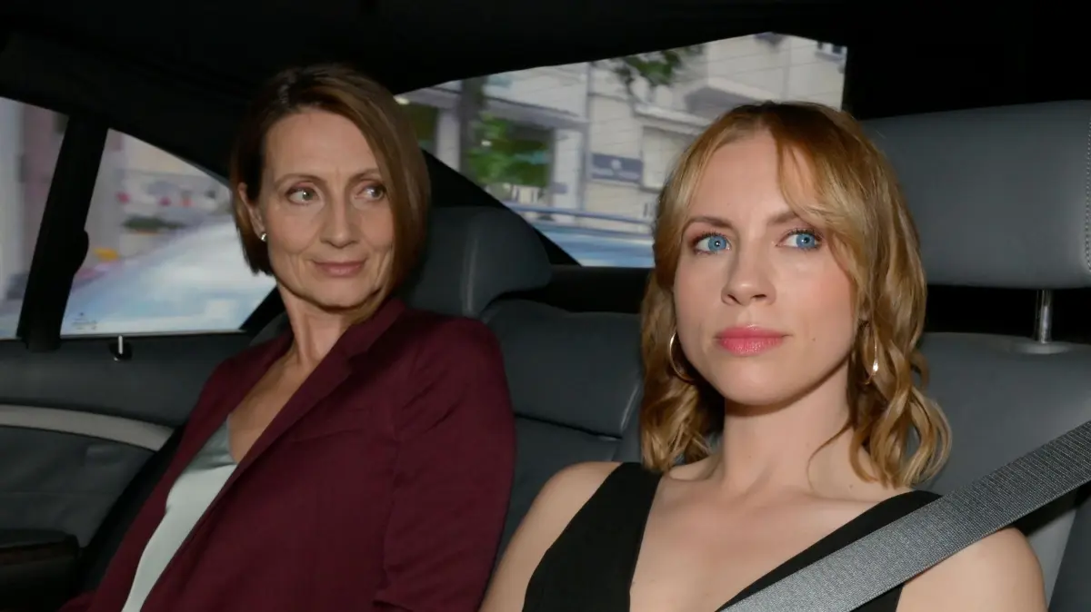 Zoe (Lara Dandelion Seibert, r.) hat Rosa (Joana Schümer) um den Finger gewickelt.