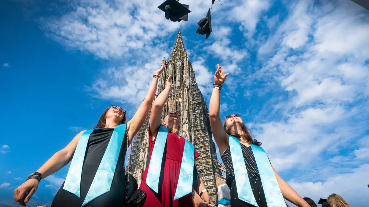 Münsterplatz: Akademische Abschlussfeier der Universität Ulm mit Wissenschaftsministerin Petra Olschowski, OB Martin Ansbacher und Uni-Präsident Prof. Michael Weber