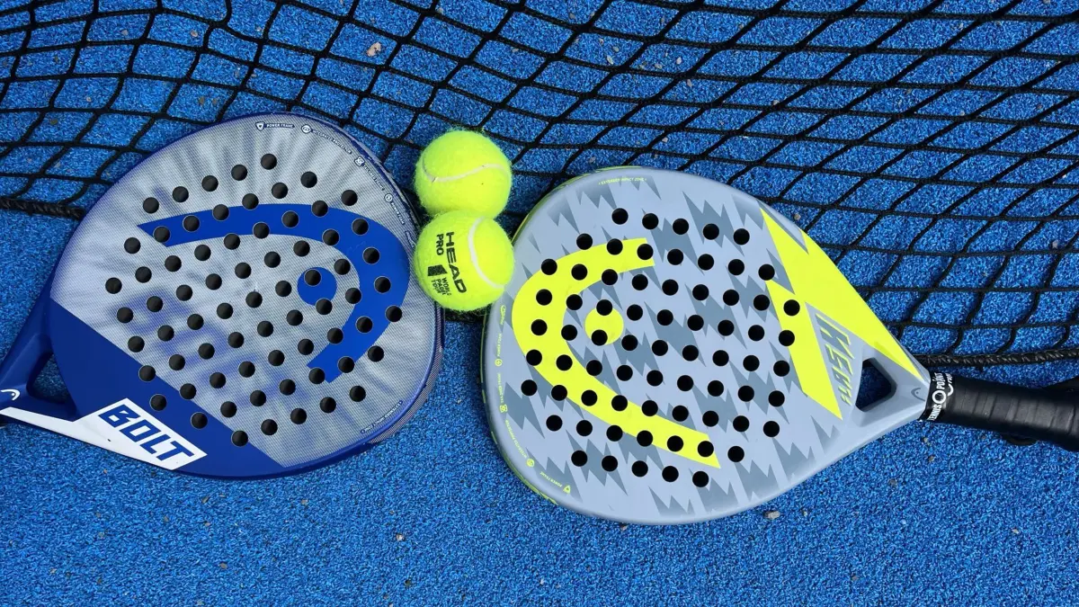 Der Padel-Schläger ist im Vergleich zu einem Tennis- oder Squashschläger nicht mit Saiten bespannt.