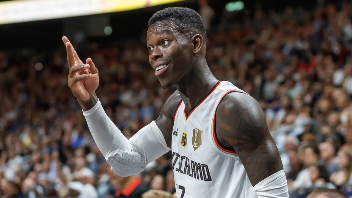 Deutschland - Japan: 19.07.2024, Berlin: Basketball: Länderspiel, Deutschland - Japan, Uber Arena. Deutschlands Dennis Schröder gestikuliert. Foto: Andreas Gora/dpa +++ dpa-Bildfunk +++