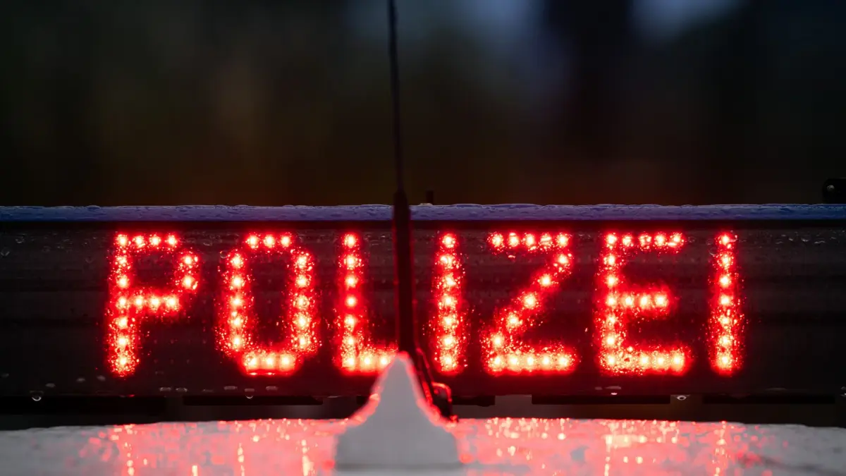 22.03.2024, Brandenburg, Trebbin: Der Schriftzug "Polizei", aufgenommen während einer Verkehrskontrolle an der Berliner Straße.
Zwei aufmerksame Kinder verfolgen eine mutmaßliche Ladendiebin. Die Polizei entdeckt später tatsächlich Diebesgut bei ihr. (zu dpa: «Größerer Polizeieinsatz nach Bedrohung mit Samurai-Schwert») Foto: Soeren Stache/dpa +++ dpa-Bildfunk +++