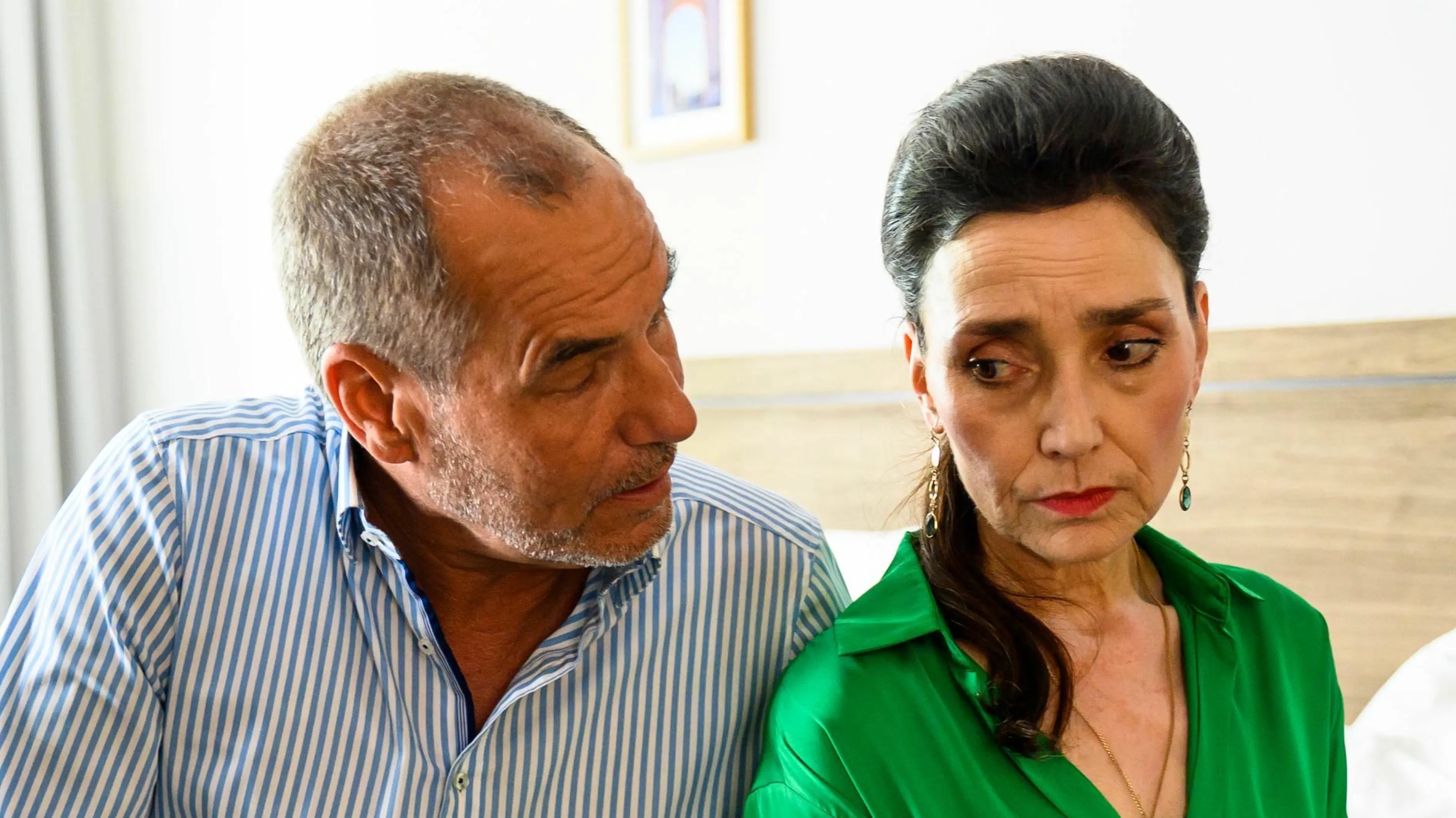 Richard (Silvan-Pierre Leirich) fordert von Simone (Tatjana Clasing) die sofortige Abreise ein.