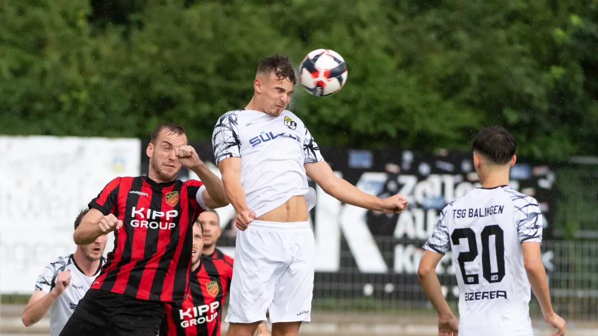 Die TSG Balingen II, hier Noah Neff (Mitte) im Kopfballduell mit Carlos Konz, musste sich in der ersten Runde des WFV-Pokals dem FC Holzhausen mit 0:2 geschlagen geben.