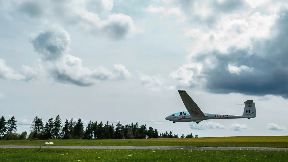 Segelflugzeug: PRODUKTION - 18.07.2024, Hessen, Gersfeld (Röhn): Ein Segelflugzeug hebt mit Hilfe einer Seilwinde von Deutschlands höchst gelegenem Flugplatz (rund 920 Metern) auf der Wasserkuppe ab. (zu dpa: «Segelflieger muss im Vogtland notlanden») Foto: Andreas Arnold/dpa +++ dpa-Bildfunk +++