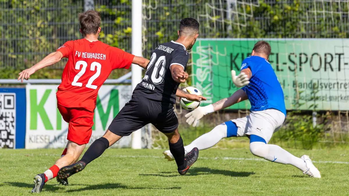 Fussball DB Regio-WFV-Pokal: Fussball DB Regio-WFV-Pokal; SC Geislingen - FV Neuhausen;
Mohamad Dhainy (SC Geislingen, #20) setzt sich gegen Christian Schenk (FV Neuhausen, #22) und Torhüter Alexander Busse (FV Neuhausen, #1) durch und trifft zum 3:1;
20.07.2024; Stadion Eybacher Tal; Geislingen.
Foto: Thomas Madel