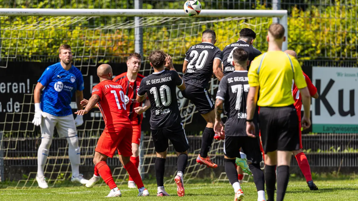 Fussball DB Regio-WFV-Pokal: Fussball DB Regio-WFV-Pokal; SC Geislingen - FV Neuhausen;
Mohamad Dhainy (SC Geislingen, #20) kommt zum Kopfball, köpft aber knapp über das Tor;
20.07.2024; Stadion Eybacher Tal; Geislingen.
Foto: Thomas Madel
